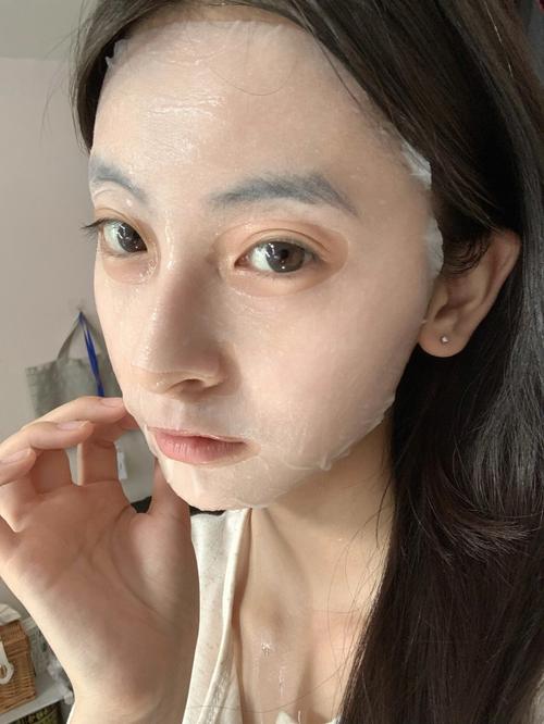 一個在上吃一個在下面敷面膜