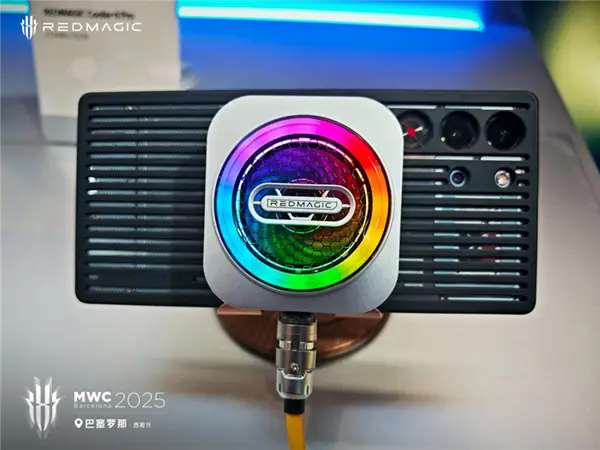 為全球電競愛好者帶來全方位極致游戲體驗！紅魔參展MWC2025：首款裸眼3D游戲本亮相__為全球電競愛好者帶來全方位極致游戲體驗！紅魔參展MWC2025：首款裸眼3D游戲本亮相